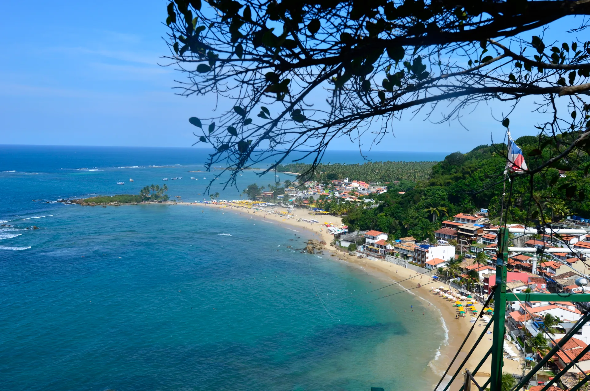 Primeira e Segunda Praia de Morro de São Paulo vistas do alto, com mar azul e casas na encosta