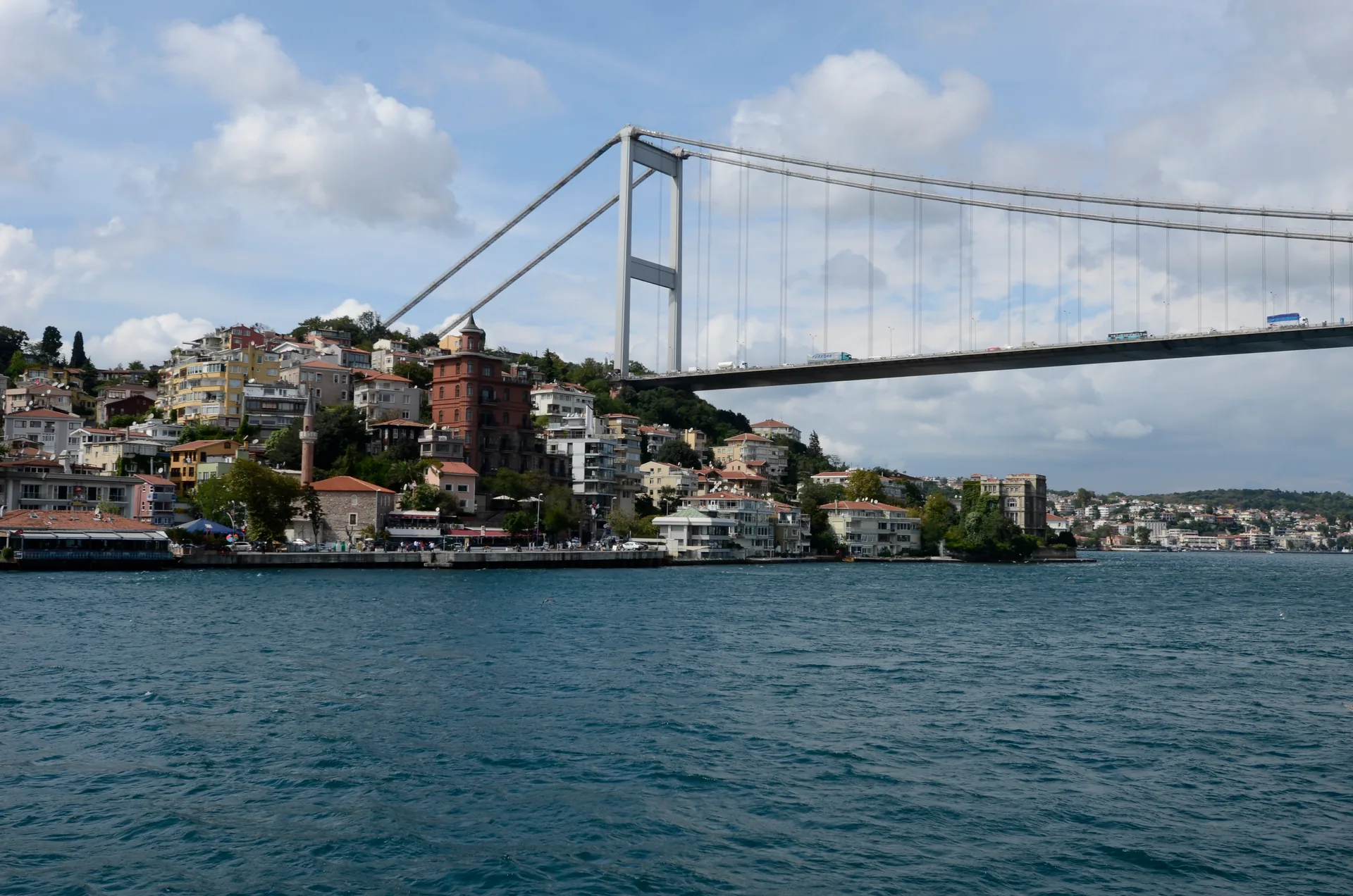 Ponte suspensa sobre o Estreito de Bósforo, com casas na encosta, em Istambul